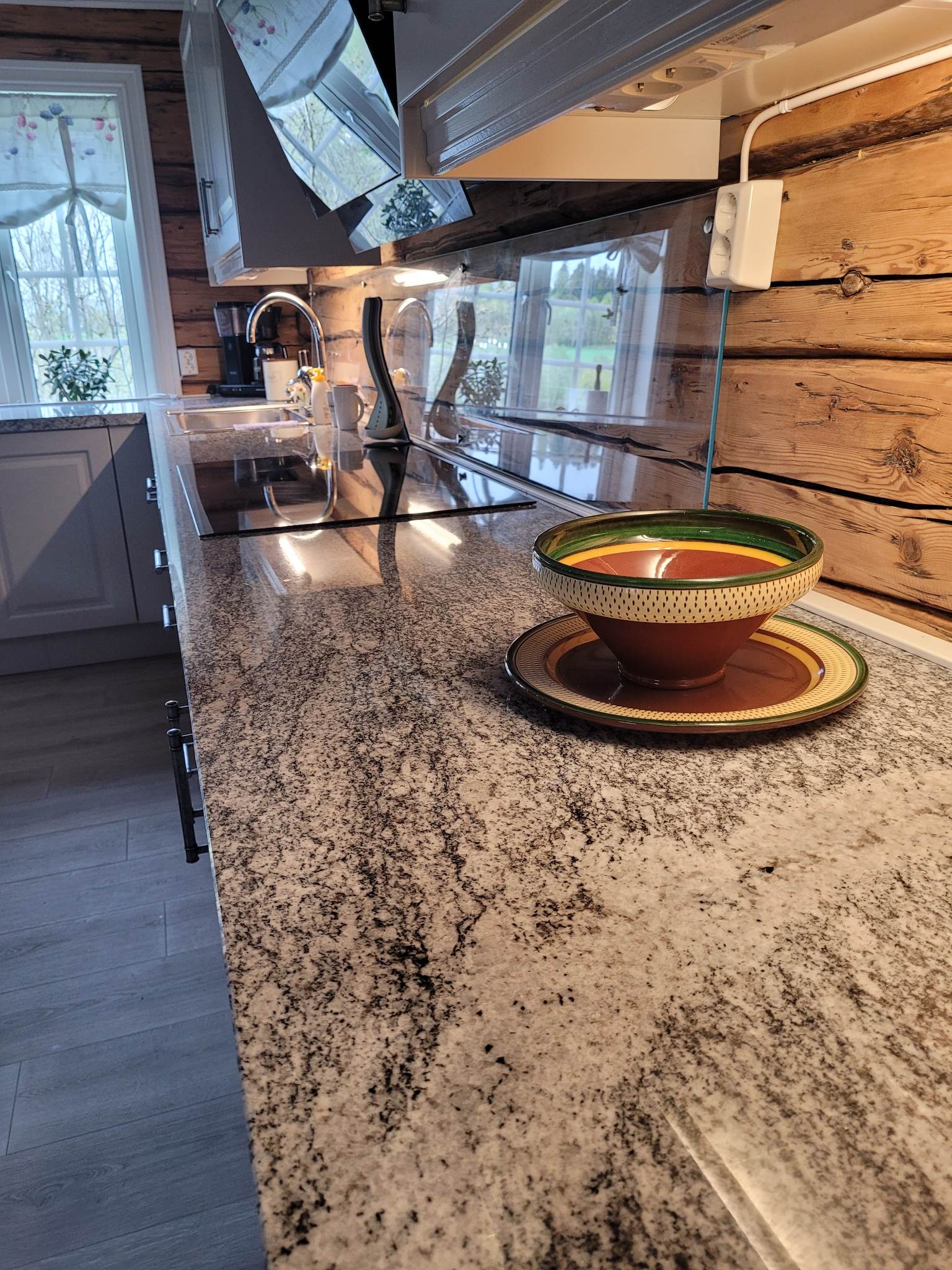 Benk av granitt med trekasse